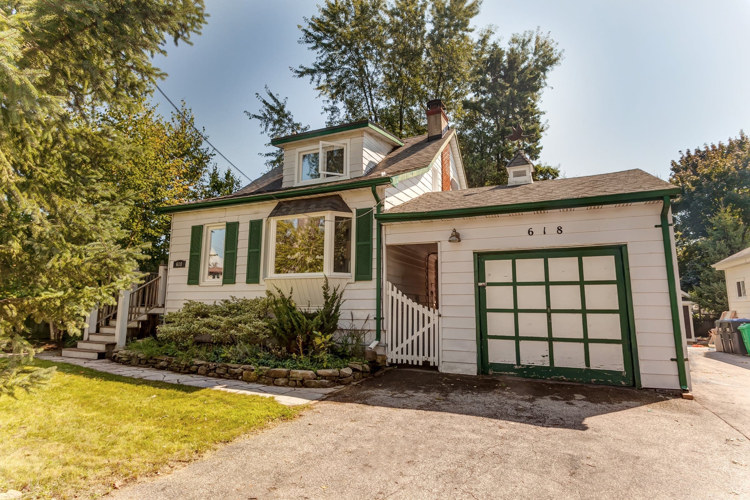 618 Curzon Ave Bright and renovated detached in Lakeview!